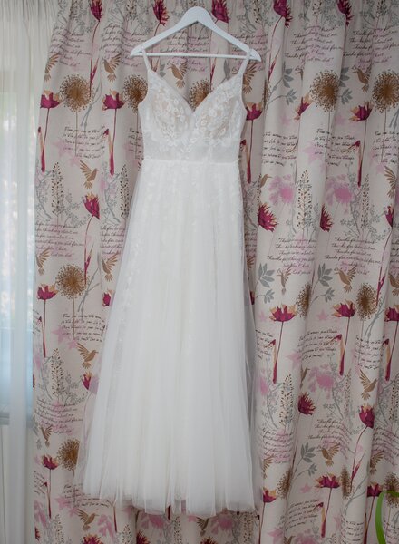 Rochie de mireasa alba.