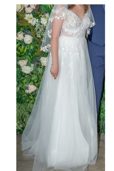 Rochie de mireasa alba.
