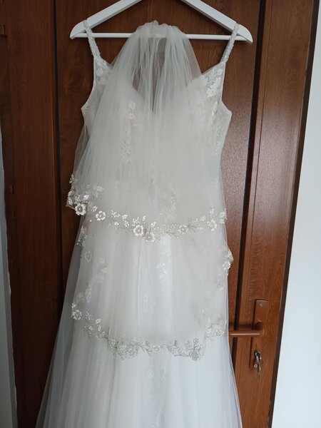 Rochie de mireasa alba.