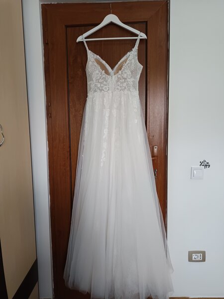 Rochie de mireasa alba.