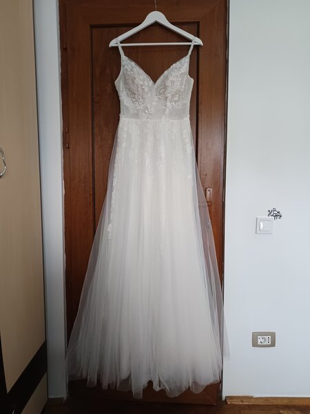 Rochie de mireasa alba.